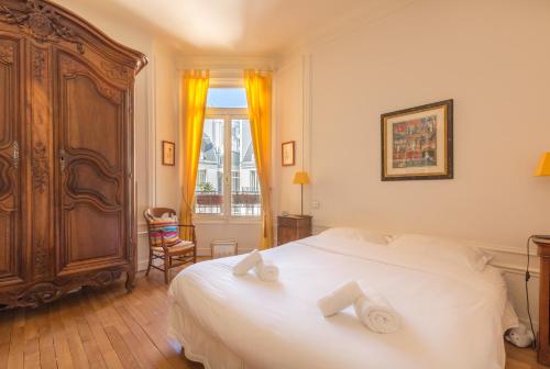 パリにあるVeeve - Avenue to the Eiffel Towerのベッドルーム(白いベッド1台、窓付)