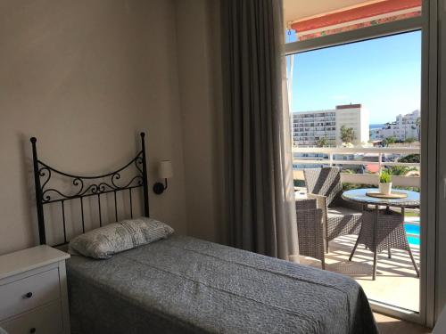 トレモリノスにあるApartments "LA ROCA"のベッドルーム1室(ベッド1台付)が備わります。バルコニーの景色を望めます。