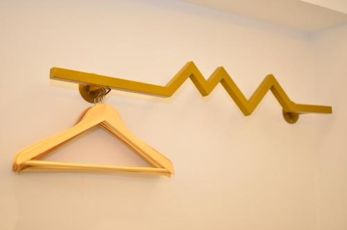 a gold hanger with a line on a wall at Lè mù in Taichung