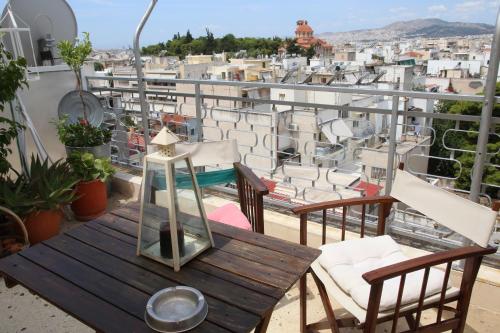 einen Tisch auf einem Balkon mit Stadtblick in der Unterkunft EXCELLENT SUNNY APARTMENTS!enjoy yourRELAXwithVIEW in Athen