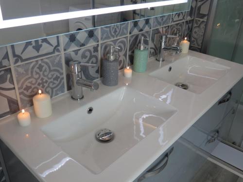 baño con lavabo con velas en Bel appartement paimpol, en Paimpol