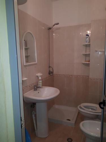 łazienka z umywalką i toaletą w obiekcie Boshku apartament w Durrës