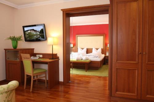 Ένα ή περισσότερα κρεβάτια σε δωμάτιο στο Hotel Neue Post