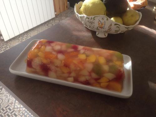 a plate of fruit on a counter with a bowl of fruit at Casa Mia in Néfiach