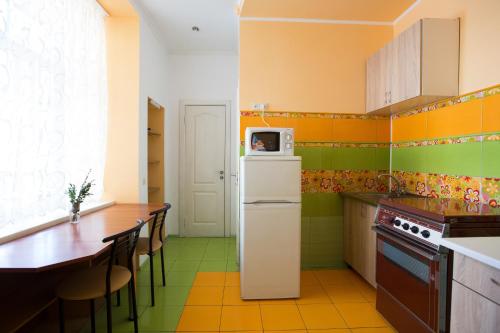 Kuchyň nebo kuchyňský kout v ubytování Квартира біля залізничного вокзалу вулиця Залізнична 10 до 5 гостей