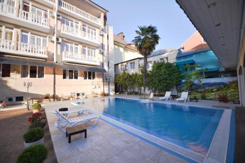 una piscina en medio de un edificio en Katran Hotel, en Lazarevskoye