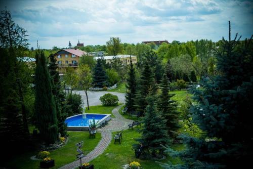 希德沃維茨的住宿－Lodownia，享有花园空中美景,设有游泳池