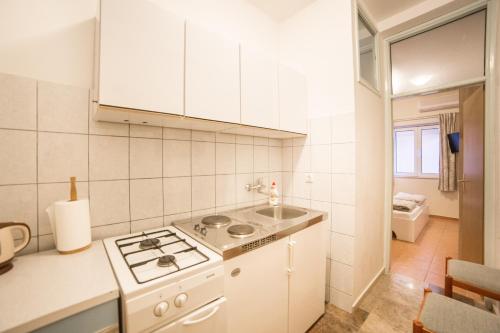 Kuchyň nebo kuchyňský kout v ubytování Apartment Cvita