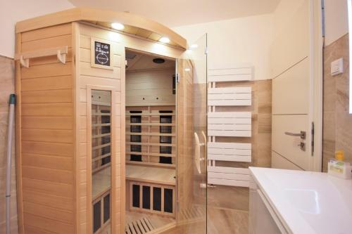 Kylpyhuone majoituspaikassa Haus Meeresleuchten mit Sauna- und Erlebnisbadnutzung