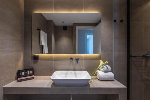Ένα μπάνιο στο Klepsydra Urban Suites