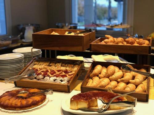 ein Buffet mit vielen verschiedenen Arten von Gebäck und Brot in der Unterkunft Howard Johnson Resort Spa & Convention Center in Merlo