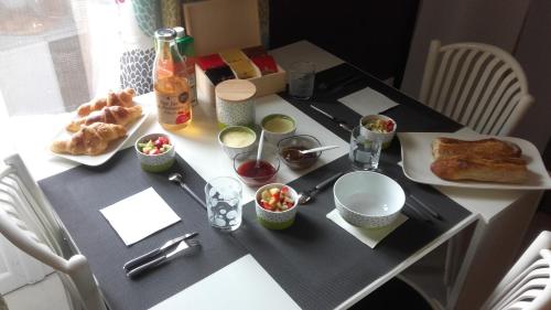 Une table noire avec de la nourriture en haut dans l'établissement Les Hardilles, à Châtillon-sur-Cher