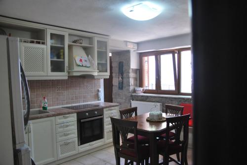 Kitchen o kitchenette sa Chora Samothrakis, House with courtyard