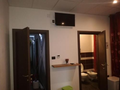 ジュリアノーヴァにあるB&B Adriaticoのバスルーム(トイレ付)、壁掛けテレビが備わります。