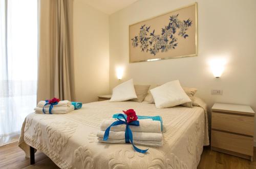 um quarto com uma cama com toalhas em Balaguer House em Alghero