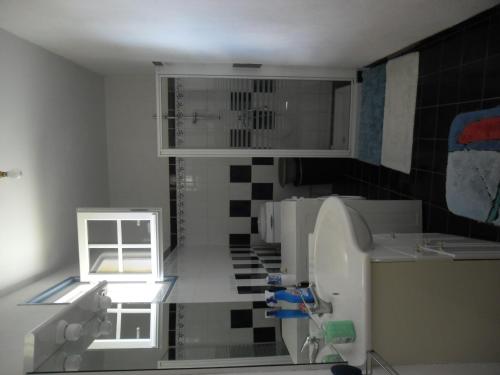 Il comprend une cuisine avec un lavabo et des toilettes. dans l'établissement La Luzacaise, à Saint-Just