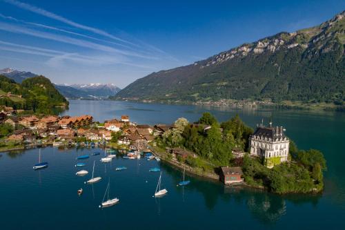 eine kleine Stadt auf einer Insel in einem Gewässer in der Unterkunft Chalet Apartments Iseltwald in Iseltwald