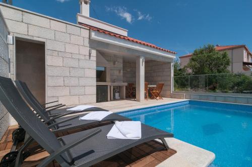 Beautiful apartment with private pool