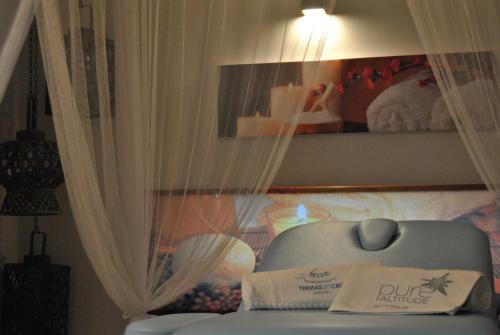 a living room with a chair and a curtain at Cró Hotel Rural in Rapoula do Côa