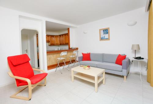 a living room with a couch and a table at Club Oceano in Puerto del Carmen