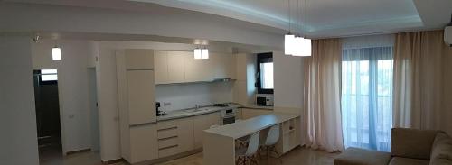 Een keuken of kitchenette bij Sophia Sunrise Seaview Mamaia Serviced Apartment