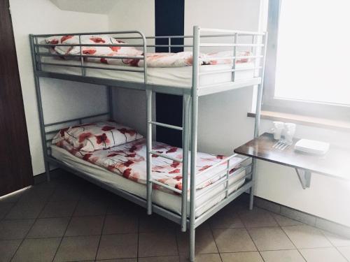 two bunk beds in a room with a window at Pensjonat Tahiti in Rowy