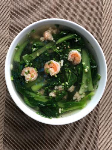 een kom soep met garnalen en groenten op een tafel bij Đồi Sao Phú Quốc in Phu Quoc