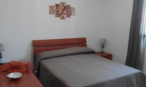 SerranovaにあるTenuta DiVino Baccoのベッドルーム1室(ベッド1台、ナイトスタンド、ベッドサイド付)