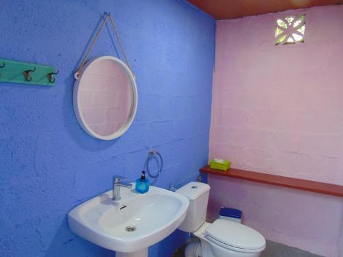 メディナ・シドニアにあるTranquila Casa de Campo cerca de Chiclanaの青いバスルーム(洗面台、トイレ付)