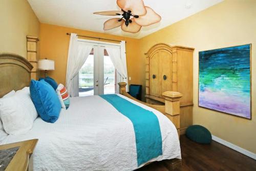 a bedroom with a bed and a ceiling fan at Aquamarine Hideaway in Kissimmee