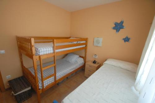 トレリャ・デ・モングリにあるDaró 2D 36 Mas Pinellの二段ベッド2組が備わる小さな部屋で、壁に星が描かれています。