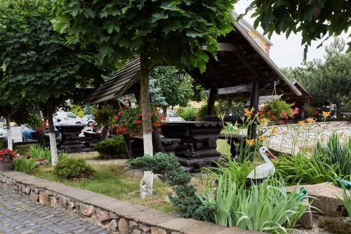 Un jardín fuera de Aivengo Hotel