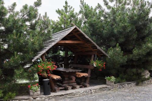Un jardín fuera de Aivengo Hotel