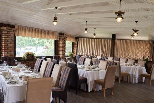 Un restaurante u otro lugar para comer en Aivengo Hotel