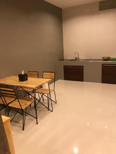 Kuchyň nebo kuchyňský kout v ubytování The Sun resort Ratchaburi