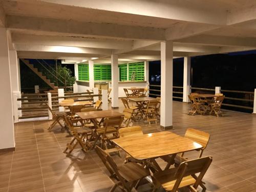 Hotel Palmera Beach Cartagena tesisinde bir restoran veya yemek mekanı