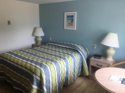 Postel nebo postele na pokoji v ubytování Ne'r Beach Motel