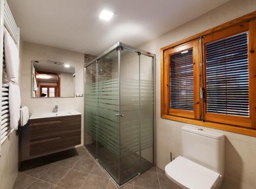 La salle de bains est pourvue d'une douche, de toilettes et d'un lavabo. dans l'établissement Casa Dominica, à Graus