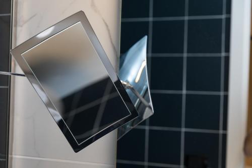 a mirror on the side of a bathroom door at Il Salotto della Regina in Naples
