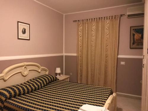 ジャルディーニ・ナクソスにあるHome Silenoのベッドルーム1室(ベッド1台、白黒の毛布付)