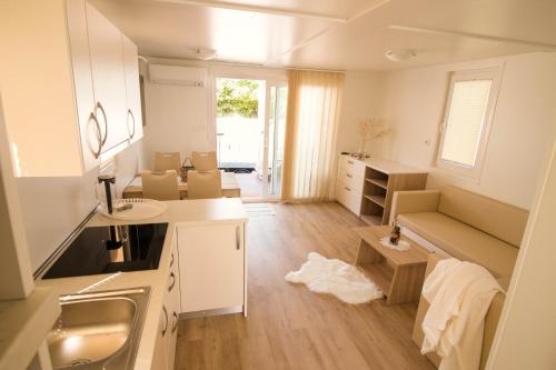 eine kleine Küche mit einer Spüle und einer Theke in der Unterkunft Marina Luxury Houseboat Lace in Portorož