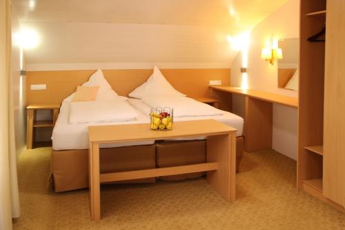 Postel nebo postele na pokoji v ubytování Hotel & Restaurant Bei Baki