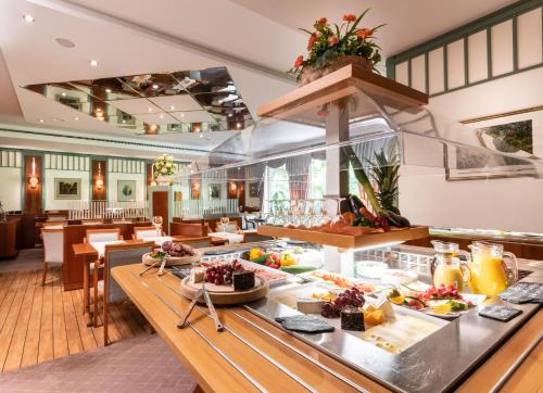- un buffet dans un restaurant avec des plats à table dans l'établissement Parkhotel Stadtallendorf, à Stadtallendorf