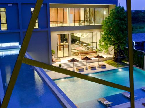 an aerial view of a building with a swimming pool at Vismaya Suvarnabhumi Hotel in Lat Krabang