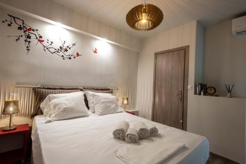 - une chambre avec un lit et 2 serviettes dans l'établissement Acropolis Koukaki Newly Renovated 55sq.m Apartment, à Athènes