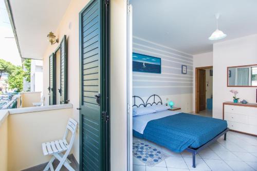 ein Schlafzimmer mit einem Bett und einem Balkon in der Unterkunft Residence Kimba in Rimini