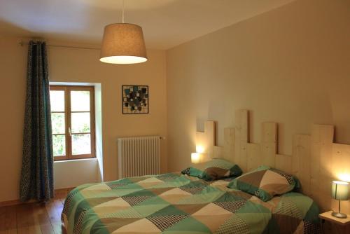 sypialnia z łóżkiem i oknem w obiekcie gîte "la percée des lacs" w mieście Châtillon