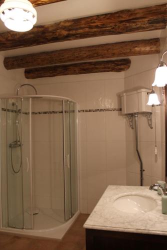 W łazience znajduje się prysznic i umywalka. w obiekcie gîte "la percée des lacs" w mieście Châtillon