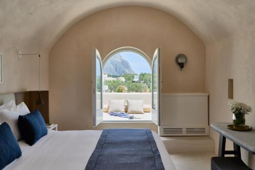 Llit o llits en una habitació de Istoria, a Member of Design Hotels