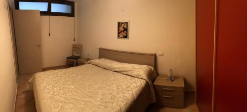 アグローポリにあるVilla Generosaの小さなベッドルーム(ベッド1台、窓付)